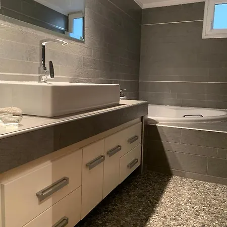 Mr & Mrs Downtown Apartment